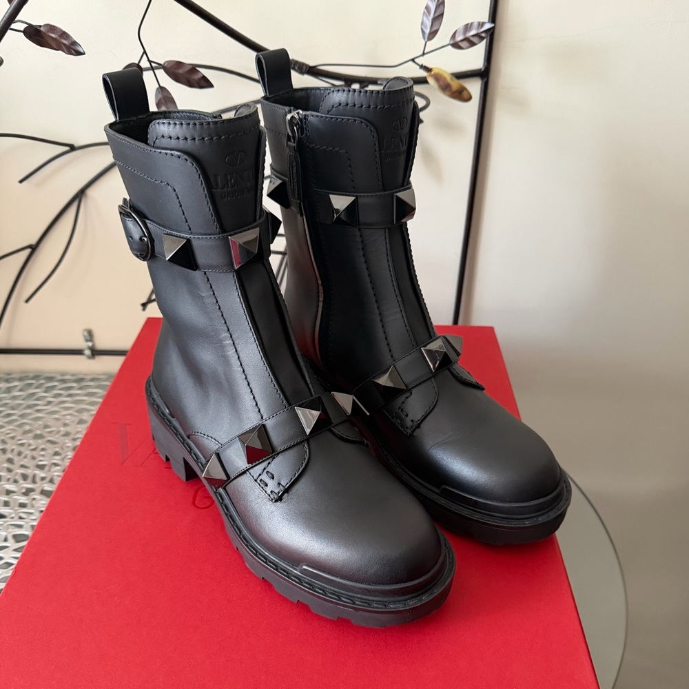 Valentino Garavani Roman Rockstud Black Leather Combat Boots size 37 US 7 NIB - Picture 11 of 16